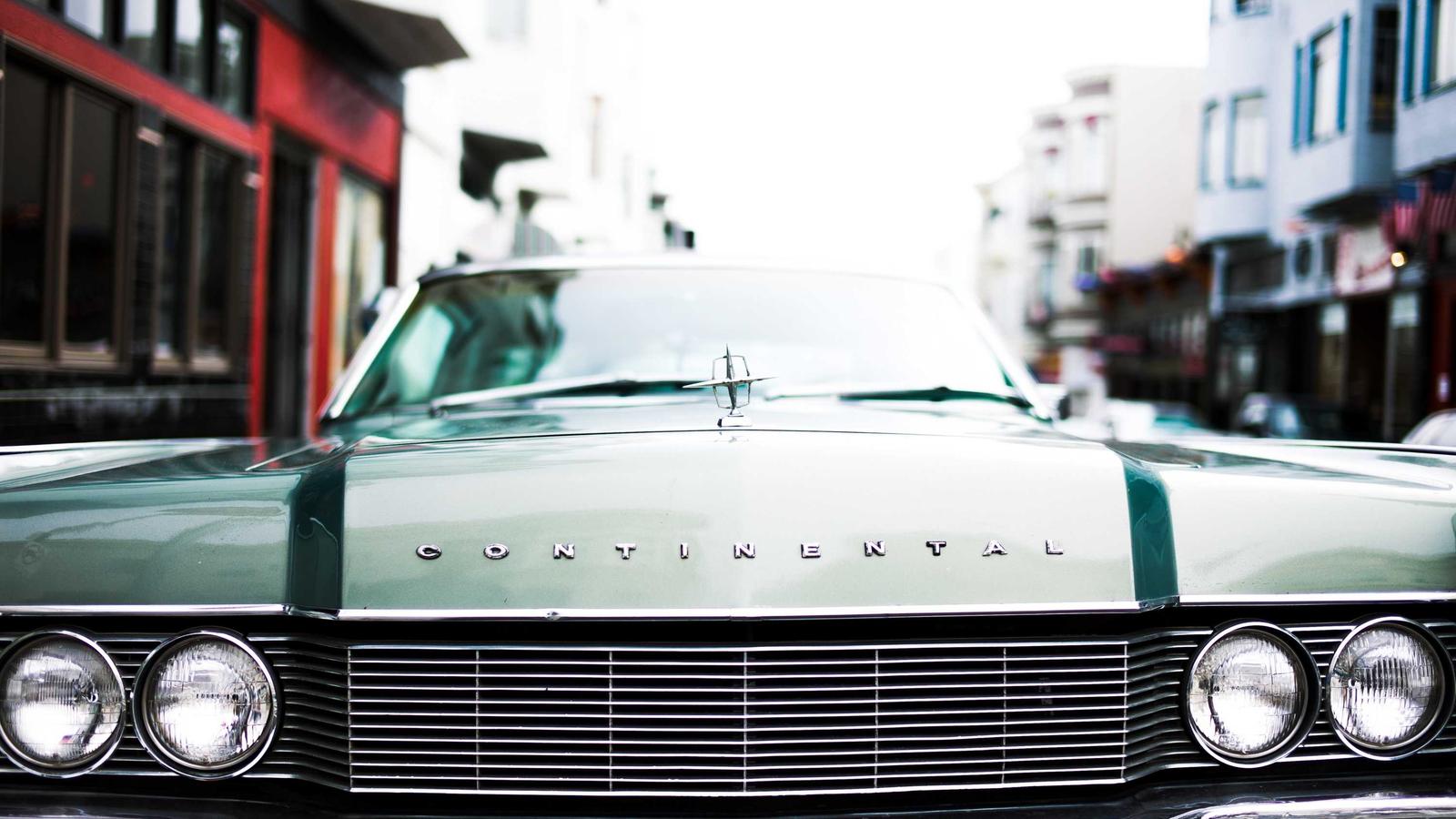 Bengkel modern dengan mobil di area service